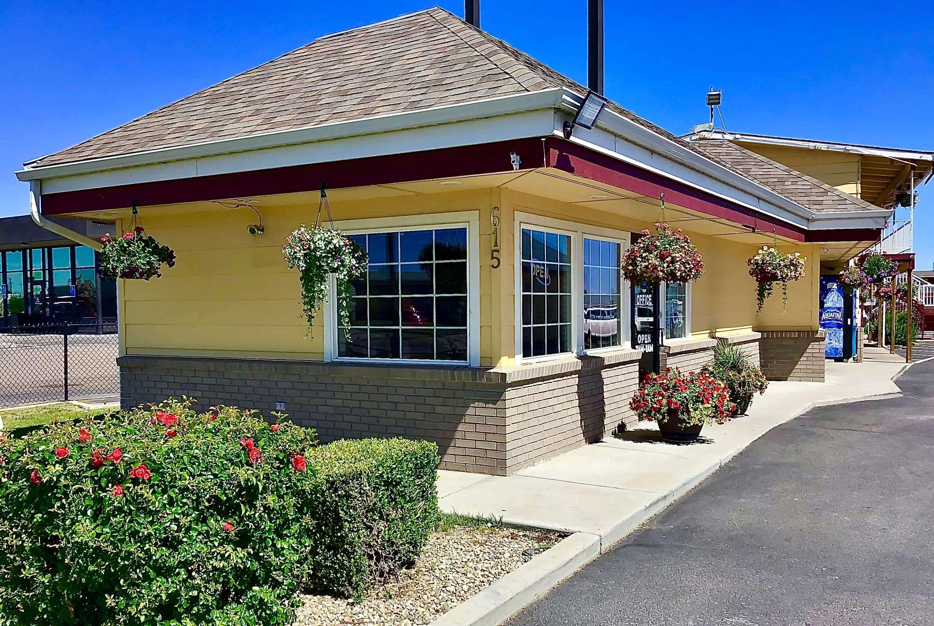 Super 8 By Wyndham Ontario Motel Kültér fotó